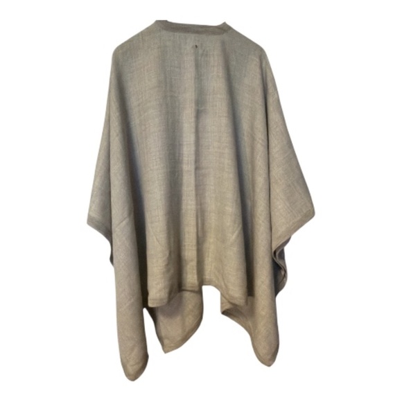 Cuyana Baby Alpaca Square Edge Cape Shawl Wrap - Light Heather Grey - Picture 4 of 7